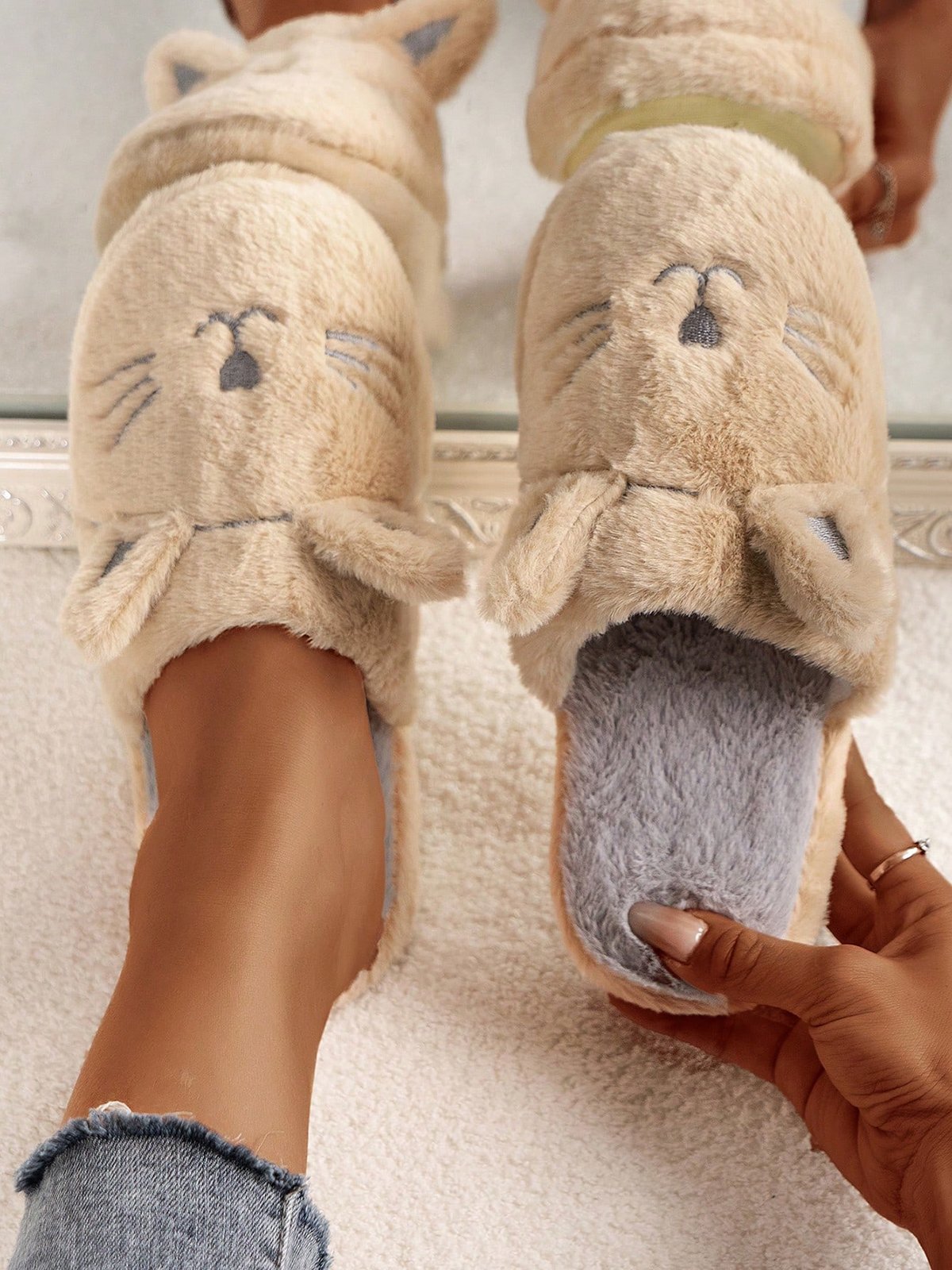 Cartoon Cat Design Embroidery Slip-on Fluffy Home Slippers