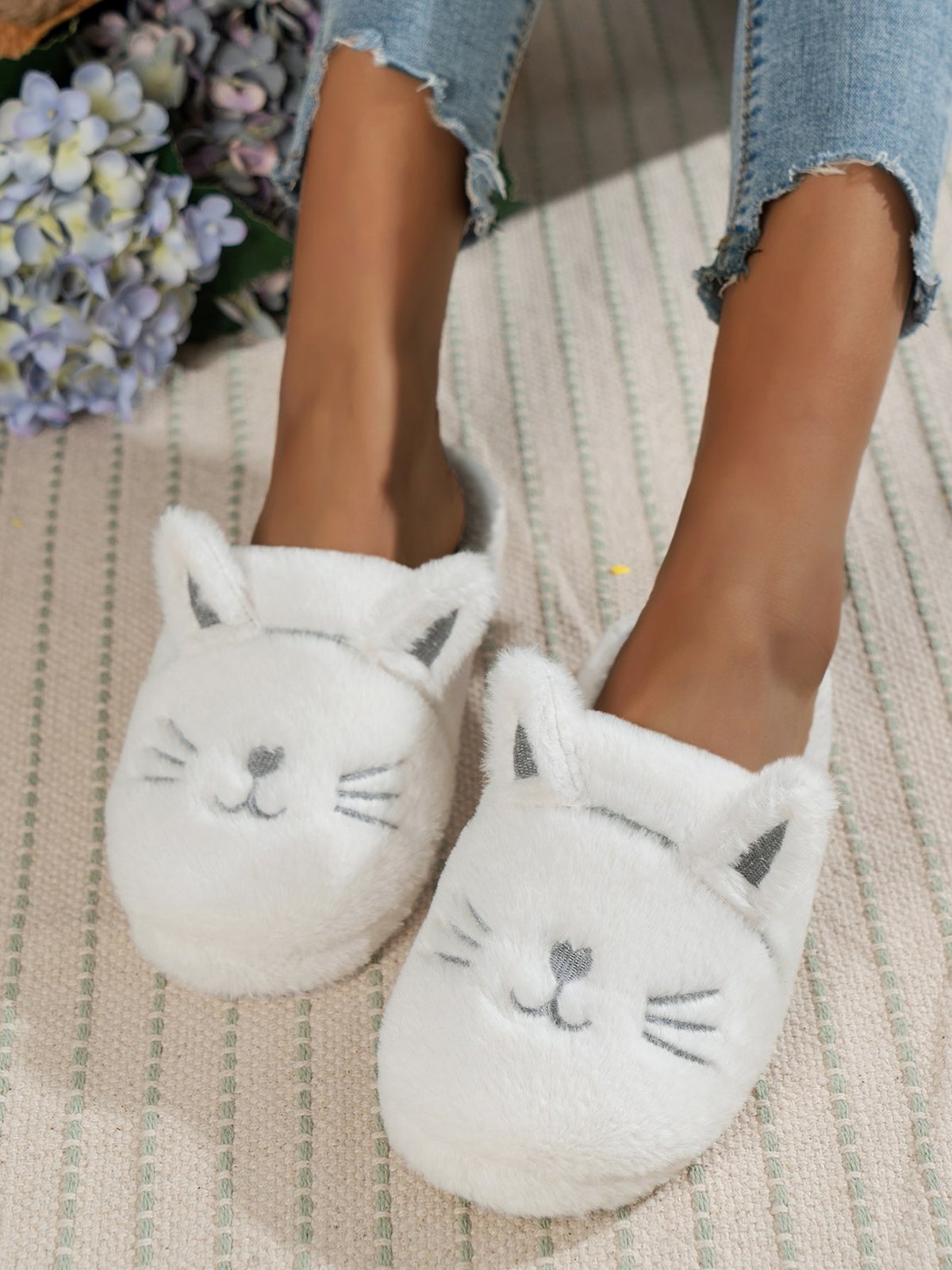 Cartoon Cat Design Embroidery Slip-on Fluffy Home Slippers