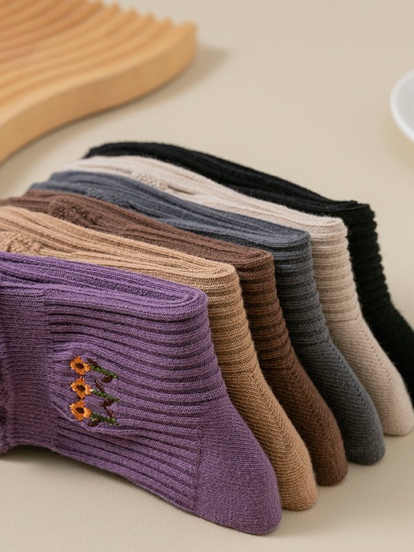 New Pure Cotton Japanese Retro Literary Flower Middle Tube Women's Socks Sweat-absorbent Breathable Embroidered Flower Socks